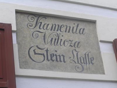 "Stengatan" på kroatiska (gammal stavning) samt på tyska.